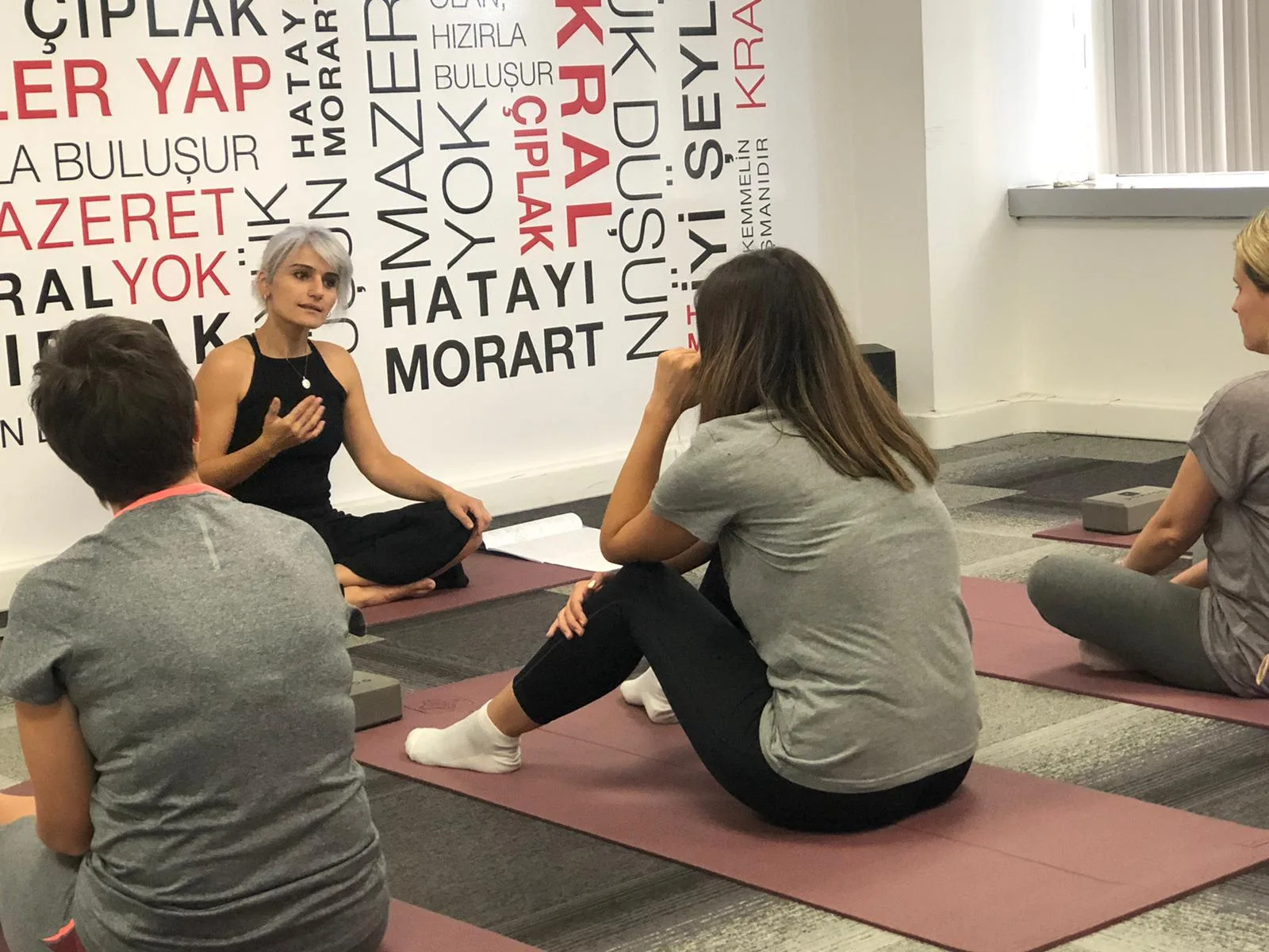 Esra Akkaya yoga pratiği
